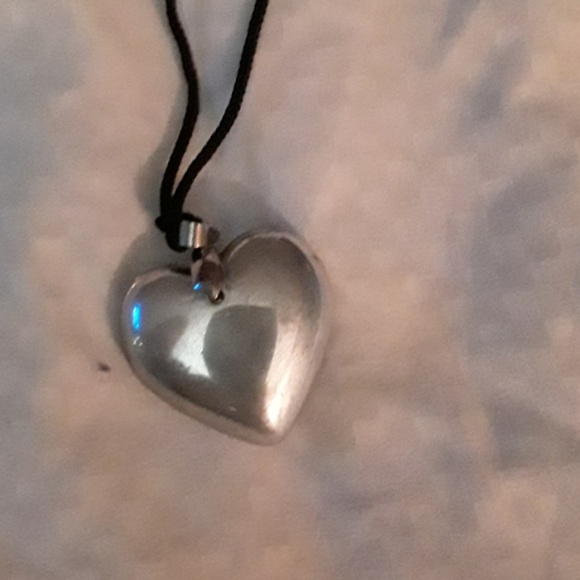 ❤-Heart pendant on black silk cord.. - Picture 6 of 7